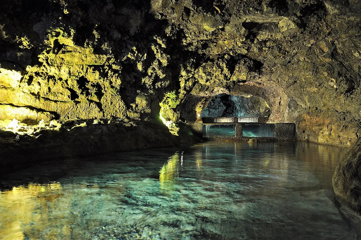 Grutas e Centro do Vulcanismo